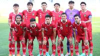 Para pemain starter Timnas Indonesia U-20 berfoto sebelum dimulainya laga matchday pertama Grup A Piala Asia U-20 2023 menghadapi Irak di Lokomotiv Stadium, Tashkent, Uzbekistan, Rabu (1/3/2023). (the-afc.com)