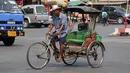 Becak yang berada di negara Thailand disebut Samlor yang secara harfiah berarti tiga roda, apakah bermotor atau tidak, termasuk becak, sepeda motor dengan gerobak penjual terpasang atau sidecars, dll Pengemudi juga disebut Samlor. (Wikimedia.org)