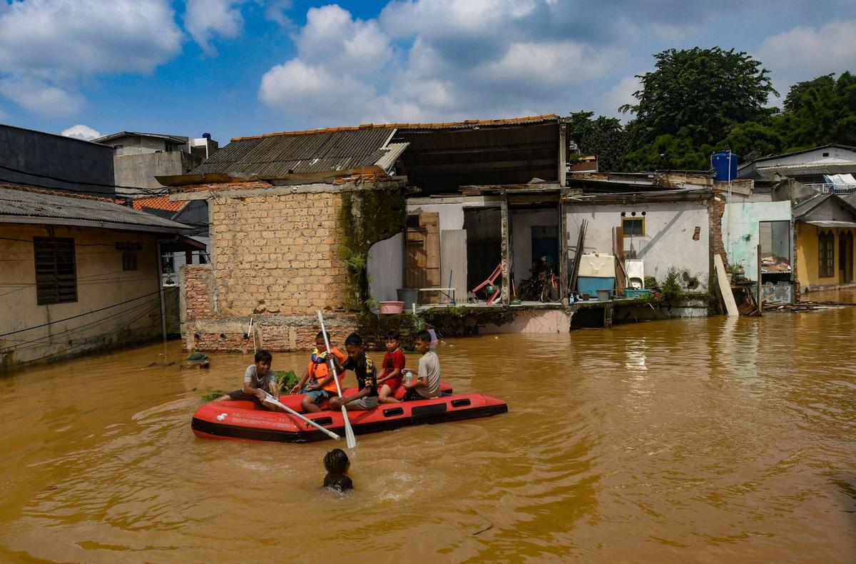 Banjir akibat luapan Sungai Ciliwung di Jakarta