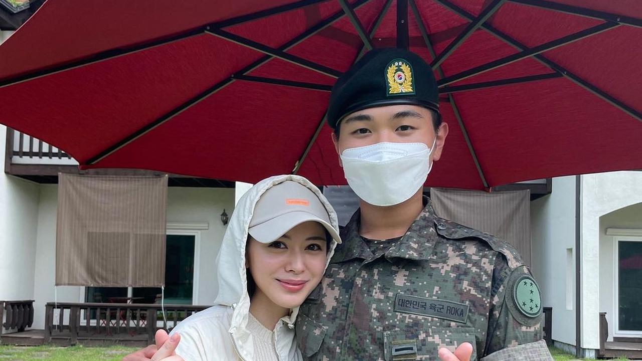 6 Potret Gaya Hijab Ayana Moon, Mulai dari Syari hingga Jilbab Sporty