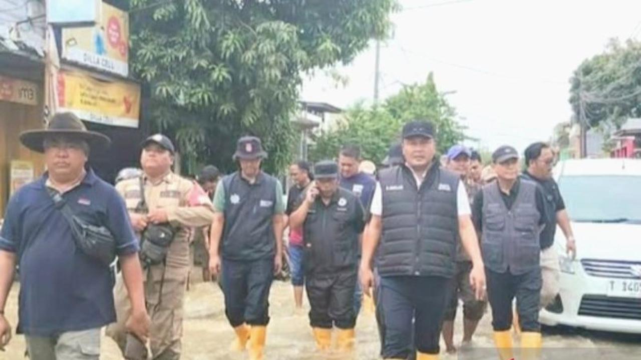 Wabup Karawang Tinjau Lokasi Banjir, Salurkan Bantuan Logistik Mendesak