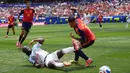 Pemain Belgia Jeremy Doku berebut bola dengan pemain Spanyol Pedro Porro selama pertandingan perempat final Piala Dunia sepak bola antara Spanyol dan Belgia di Inglewood, California, dekat Los Angeles, Jumat, 10 Juli 2026. (AP Photo/ Jae C. Hong)