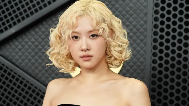 Rose BLACKPINK Tampil Dramatis di Debut Karpet Merah Grammy Awards 2026, Pose Tanpa Bruno Mars