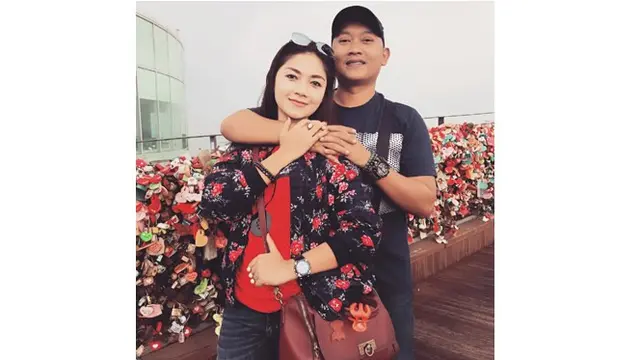 Sudah memiliki dua anak, Ratna dan suami terlihat bak ABG pacaran.