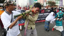 Masyarakat Relawan Indonesia melakukan aksi teatrikal untuk muslim rohingya di Bundaran HI, Jakarta, Minggu (3/9). Aksi solidaritas tersebut mengecam kekerasan yang terjadi pada muslim Rohingya yang di lakukan militer Myanmar. (Liputan6.com/Angga Yuniar)