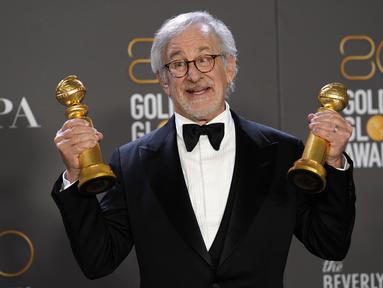 Steven Spielberg berpose dengan penghargaan untuk Best Director dan Best Picture- Motion Picture - Drama untuk film The Fabelmans di ajang Golden Globes Awards 2023 di The Beverly Hilton, Beverly Hills, California (10/1/2023). Steven Spielberg mengungguli nomine lainnya yakni James Cameron, Daniel Kwan dan Daniel Scheinert, Baz Luhrmann, serta Martin McDonagh. (Photo by Chris Pizzello/Invision/AP)