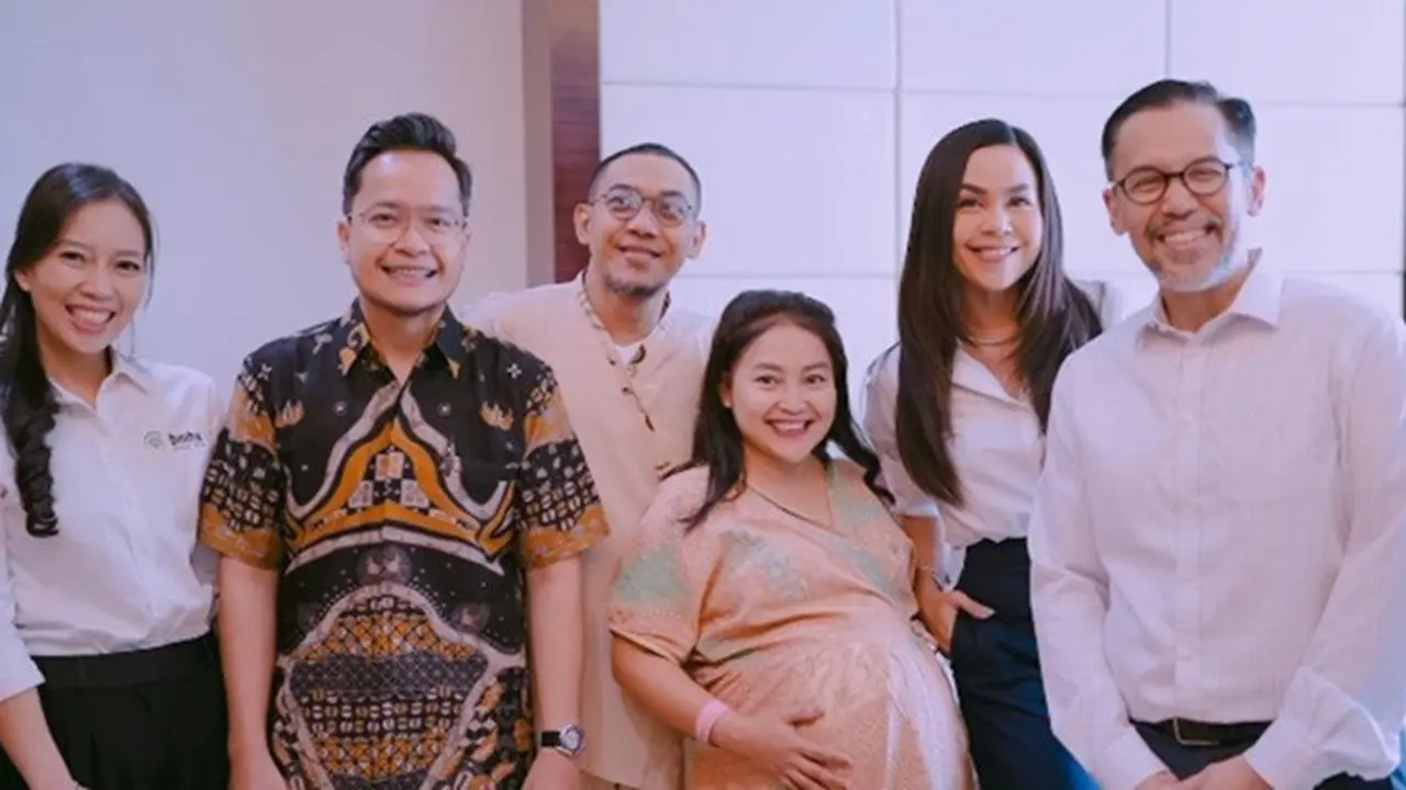 Potret Mpok Alpa saat Melahirkan Anak Kembar