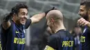 Pemain Inter Milan, Eder (kiri) merayakan golnya ke gawang Empoli bersama rekan-rekannya pada lanjutan Serie A Italia di  Giuseppe Meazza stadium, Milan, (12/2/2017).  Inter Milan menang 2-0.  (AP/Luca Bruno)