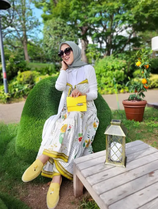 Dominasi warna kuning pada style Syahrini saat di Jepang bikin penampilan makin fresh. (sumber : Instagram @princessyahrini)