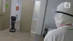 Robot Temi saat memasuki kamar pasein di RSPJ Modular, Jakarta, Selasa (28/7/2020). Teknologi dengan robot, membantu tenaga medis dalam tanganin pasien Covid-19, salah satunya dapat berkonsultasi dengan dokter via Video Call. (Liputan6.com/Herman Zakharia)