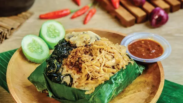 6 Resep Nasi Bakar Ayam Suwir Spesial Lezat, Aroma Daun Pisang yang Khas