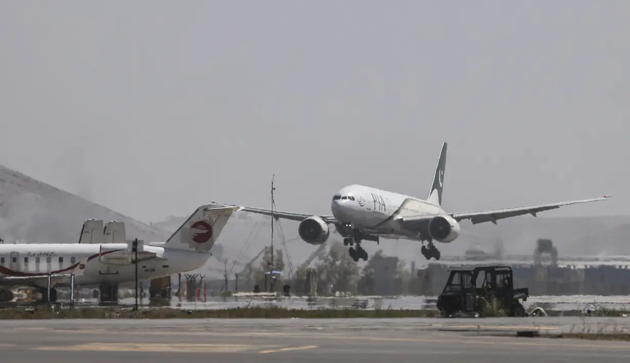 <p>Pesawat Pakistan International Airlines (PIA) yang membawa beberapa penumpang mendarat di bandara Kabul, Senin (13/9/2021). Pesawat itu tercatat sebagai penerbangan komersial internasional pertama yang mendarat sejak Taliban merebut kembali kekuasaan di Afghanistan pada bulan lalu. (Karim SAHIB/AFP)</p>