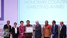 Ketua DPD RI Irman Gusman (keempat kiri) didampingi para menteri menerima penghargaan Honorary Country Marketing Award dari Philip Kotler dalam acara The First ASEAN Marketing Summit 2015, Jakarta, Jumat (9/10/2015). (Liputan6.com/Immanuel Antonius)