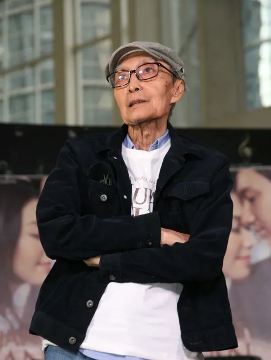 Sejak awal menulis puisi Hujan Bulan Juni dan dikembangkan menjadi novel, penyair Sapardi tak pernah menyangka karyanya ini akan dibuat menjadi film layar lebar. Mengubah puisi menjadi novel, Sapardi cukup kesulitan. (Nurwahyunan/Bintang.com)