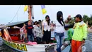 Para pengunjung Ancol mencoba salah satu fasilitas hiburan berupa keliling laut sekitar Ancol dengan sebuah perahu, Jakarta, Senin (28/7/2014) (Liputan6.com/Andrian M Tunay)
