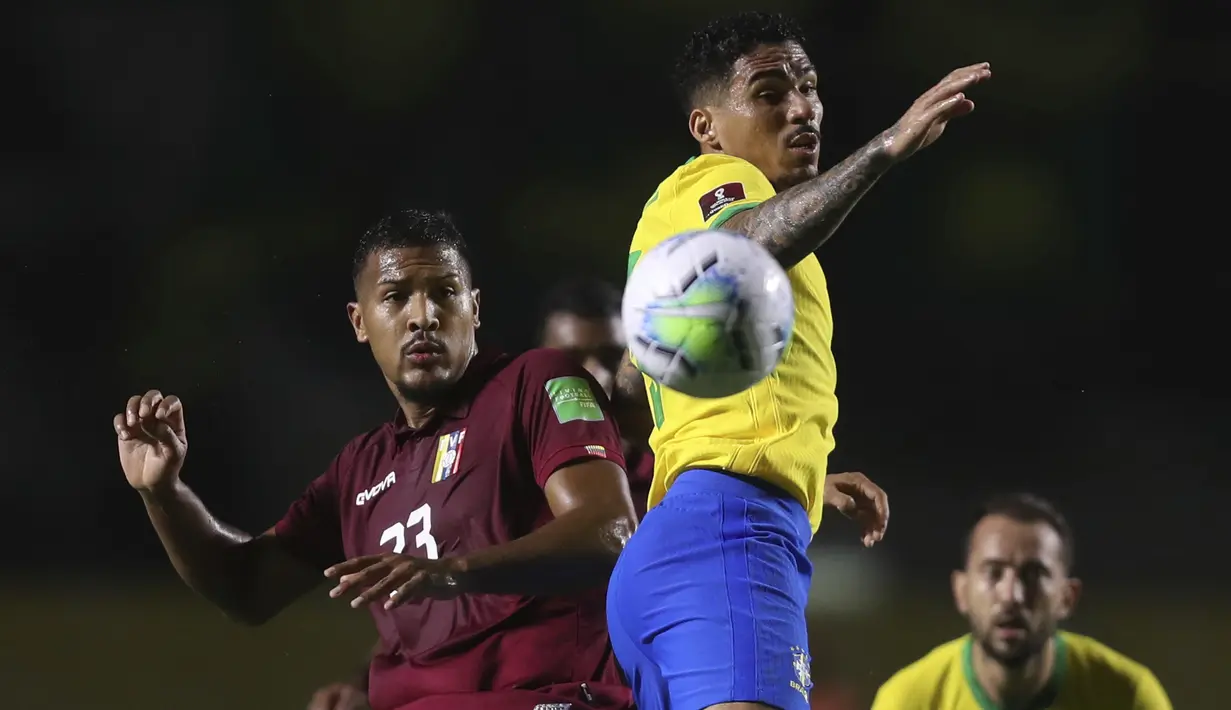 Gelandang Brasil, Allan berebut bola dengan penyerang Venezuela, Jose Rondon dalam laga Kualifikasi Piala Dunia 2022 Zona Amerika Selatan, di Estadio Morumbi, Sao Paulo, Brasil, Jumat (13/11/2020). Brasil berhasil mengalahkan Venezuela 1-0. (Fernando Bizerra/Pool via AP)