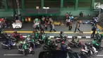 Pedagang kaki lima (PKL) dan ojek online memadati kawasan Stasiun Palmerah, Jakarta, Kamis (6/12). Kurangnya pengawasan petugas menyebabkan trotoar dan bahu jalan dipenuhi oleh PKL dan ojek online. (Liputan6.com/Immanuel Antonius)