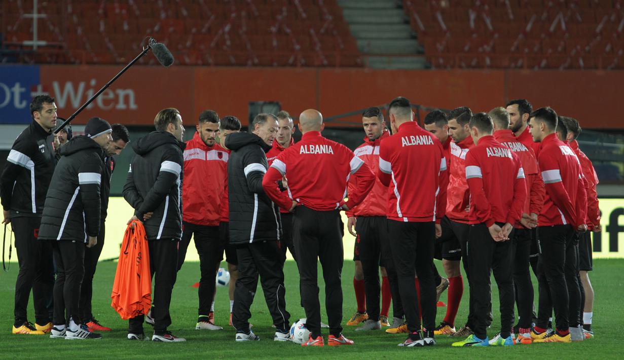 Pelatih Timnas Albania, Gianni De Biasi (tengah), memberikan instruksi kepada para pemainnya saat menjalani sesi latihan ringan di Stadion Ernst Happel, Wina, Austria, Jumat (25/3/2016). (Bola.com/Reza Khomaini)