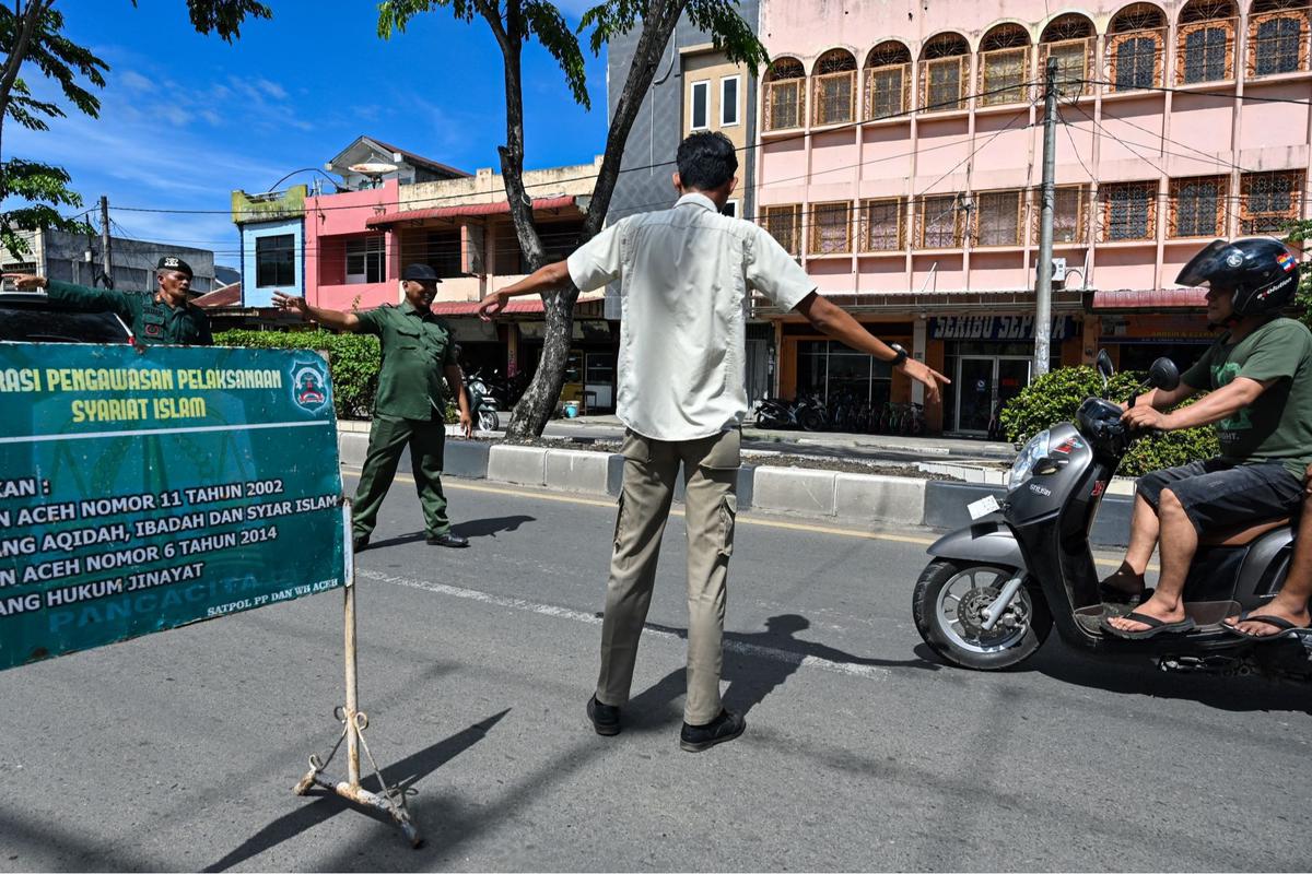 Aksi Polisi Syariat Aceh Razia Perempuan Berpakaian Ketat dan Laki-Laki Bercelana Pendek