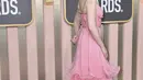 Julia Garner tiba di Penghargaan Golden Globe tahunan ke-80 di Beverly Hilton Hotel di Beverly Hills, California (10/1/2023).  Wajah Julia dicat dengan warna nude dan rona merah muda lembayung melengkapi kulit porselennya. (Photo by Jordan Strauss/Invision/AP)