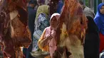 Seorang wanita Aceh berbelanja daging pada perayaan tradisi Meugang Ramadan 1440 Hijriah di pasar tradisional di Banda Aceh, 4 Mei 2019. Meugang merupakan tradisi turun temurun masyarakat Aceh dengan membeli, mengolah, hingga menyantap daging bersama keluarga. (CHAIDEER MAHYUDDIN/AFP)