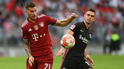 Eintracht Frankfurt. Bayern Munchen dikalahkan tamunya Eintracht Frankfurt di pekan ke-6 Bundesliga 2021/2022, 3 Oktober 2021 dengan skor 1-2. Meski unggul terlebih dahulu melalui Leon Goretzka, Frankfurt berhasil membalas dua gol melaui Martin Hinteregger dan Filip Kostic. (AFP/Christof Stache)
