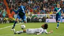 Bek Real Madrid, Marcelo (kanan) berusaha menghalau bola yang dibawa penyerang Wolfsburg, Bruno Henrique di leg kedua liga Champions di Santiago Bernabeu, Spanyol (13/4). Madrid menang atas Wolfsburg dengan skor 3-0. (Reuters/Sergio Perez)