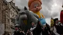 Balon raksasa berbentuk karakter tokoh-tokoh komik mengudara selama parade Comic Strip Festival di Brussels, Belgia, 15 September 2018. Tokoh komik terkenal dan karakter tokoh Belgia ditampilkan sepanjang jalan. (AP Photo/Francisco Seco)