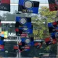 Bendera klub Inter Milan dan AC Milan tergantung di jalan Paolo Sarpi, sebuah lingkungan China di Milan, Italia (13/10). Inter Milan dan AC Milan akan bertanding pada 15 Oktober 2017. (AFP Photo/Miguel Medina)