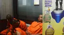 Tersangka penyelundupan 20 Kg sabu asal Malaysia di Kantor BNN, Jakarta, Kamis (26/4). Menurut rencana 10 kilogram sabu akan dipasarkan di Palembang, smentara sisanya akan dipasarkan di Riau. (Merdeka.com/Imam Buhori)