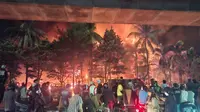 Kericuhan terjadi di depan Kantor DPRD Kota Makassar, Jalan AP Pettarani, Kota Makassar Sulawesi Selatan, pada Jumat (29/8/2025) malam, semakin meluas. Imbasnya gedung para anggota tersebut terbakar. (Foto: Liputan6.com/Fauzan).