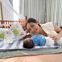 Potret Jessica Iskandar Gendong Anak ke-2, credit: Instagram @inijedar