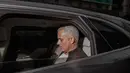 Mantan pelatih Manchester United, Jose Mourinho berada di mobil untuk meninggalkan Lowry Hotel di Manchester, Inggris, (18/12). Mourinho dipecat setelah dua setangah musim melatih Manchester United. (AP Photo / Jon Super)