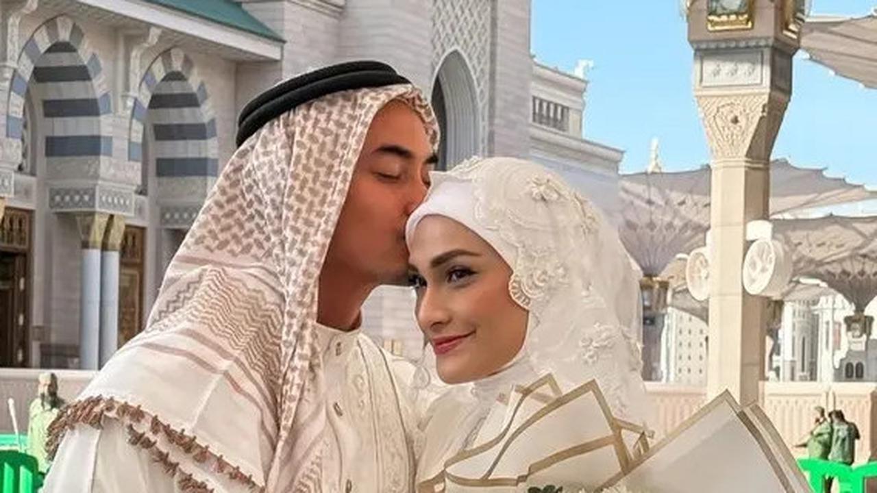 Potret Pernikahan Zumi Zola dan Putri Zulhas di Depan Masjid Nabawi, Dinikahkan Ustaz Adi Hidayat, Romantis Bikin Baper