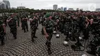 Kepala Staf Angkatan Darat (KSAD) Jenderal TNI Dudung Abdurachman (tengah) menyapa pasukan saat memimpin Apel Gelar Kesiapsiagaan TNI Angkatan Darat di Lapangan Monumen Nasional (Monas), Jakarta Pusat, Rabu (26/10/2022). Dalam apel tersebut KSAD menekankan enam hal yang harus menjadi perhatian khusus TNI AD. (Liputan6.com/Johan Tallo)
