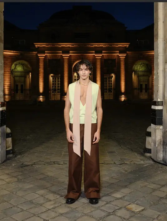 Kesan nyentrik terlihat dari gaya Sayyid El Alami yang tampil unik dalam balutan outfit genderless.  [Foto: Valentino]