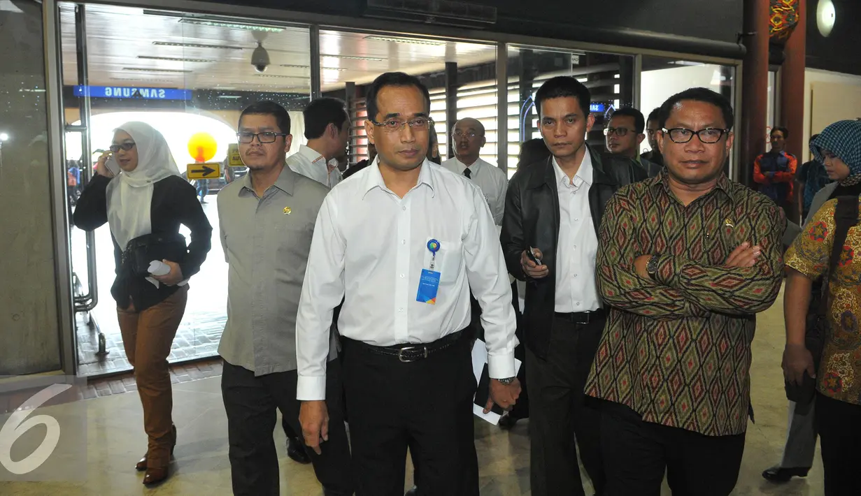 Ketua Komisi V, Fary Dj Francis (kanan) didampingi Dirut AP2, Budi Karya Suma di tiba di Terminal 2E Bandara Soetta, Tangerang, Senin (6/7/15). Fary meninjau kebakaran yang terjadi di Terminal 2E pada Minggu (5/6) lalu. (Liputan6.com/Herman Zakharia)