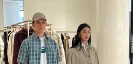 Burberry Autumn Winter 2026 collection menawarkan busana yang dirancang untuk menyesuaikan dengan perubahan cuaca, dan segudang agenda. Permainan motif kotak-kotak senada dan aksen material kulit yang lembut menambahkan kontras halus khas musim dingin. / Foto: dok Fimela.com