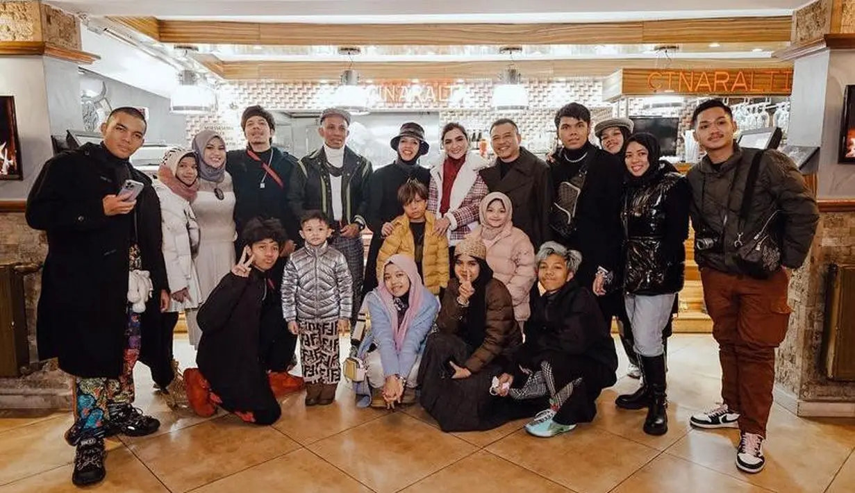 Momen liburan keluarga Asix makin seru dengan kehadiran keluarga Gen Halilintar. (Instagram/ashanty_ash).