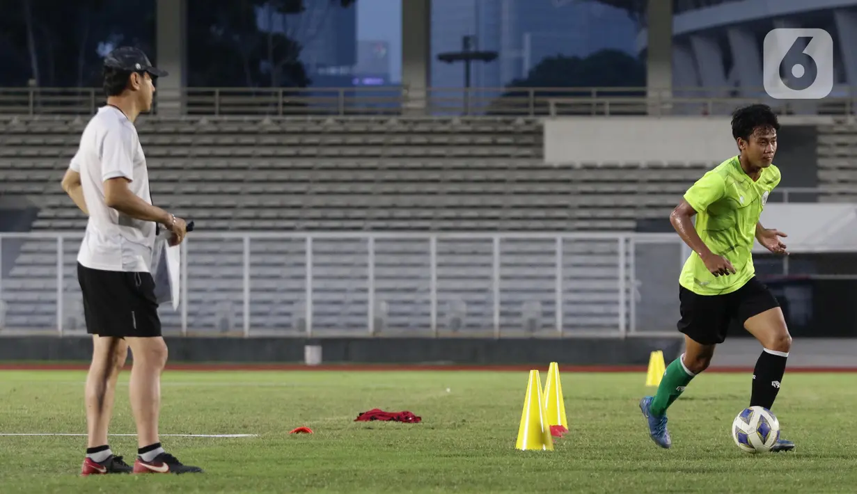 Pelatih Kepala Timnas Indonesia, Shin Tae-yong (kiri) saat melatih Timnas Indonesia U-19 di Stadion Madya Gelora Bung Karno, Jakarta, Selasa (21/6/2022). Timnas Indonesia U-19 dalam mengarungi Piala AFF U-19 2022 tergabung dalam Grup A bersama Vietnam, Thailand, Myanmar, Brunei Darussalam, dan Filipina. (Liputan6.com/Helmi Fithriansyah)