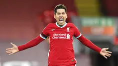 Pemain Liverpool Roberto Firmino merayakan setelah mencetak gol gawang Tottenham Hotspur pada pertandingan Liga Inggris di Anfield, Liverpool, Inggris, Rabu (16/12/2020). Liverpool mengudeta Tottenham dari puncak klasemen usai menang 2-1. (Peter Powell/ Pool via AP)