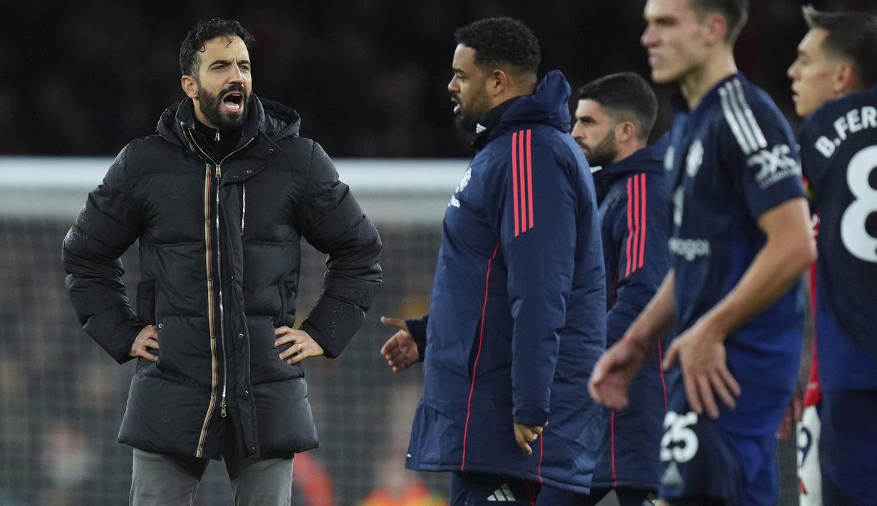 Ekspresi kecewa pelatih Manchester United, Ruben Amorim setelah timnya kalah dari Arsenal pada laga lanjutan Liga Inggris 2024/2025 di Emirates Stadium, London, Inggris, Kamis (05/12/2024) WIB. (AP Photo/Kirsty Wigglesworth)