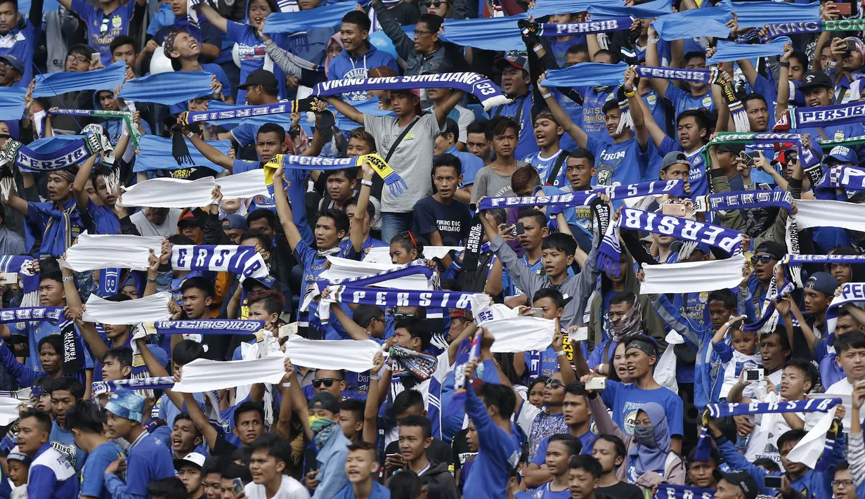 <p>Suporter Persib Bandung, Bobotoh, memberi dukungan saat melawan Sriwijaya FC pada laga Grup A Piala Presiden di Stadion GBLA, Bandung, Selasa (16/1/2018). Persib menang 1-0 atas Sriwijaya FC. (Bola.com/M Iqbal Ichsan)</p>