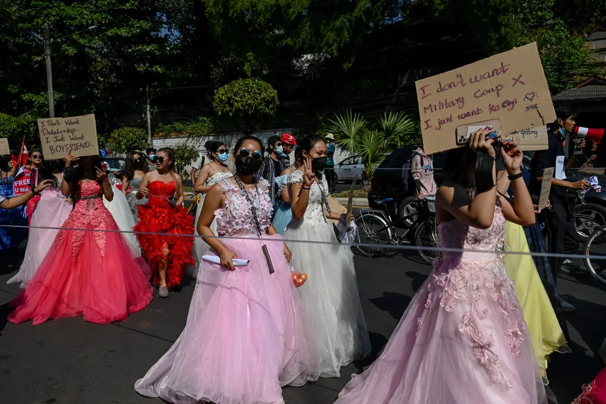 Protes Kudeta Militer, Para Wanita Myanmar Tampil Anggun dengan Gaun Pengantin