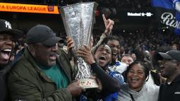 Pemain Atalanta, Ademola Lookman (tengah) bersama keluarganya merayakan gelar juara Liga Europa 2023/2024 setelah berhasil menang pada laga final melawan Bayer Leverkusen di Dublin Arena, Irlandia, Kamis (23/05/2024) dini hari WIB. (AP Photo/Frank Augstein)