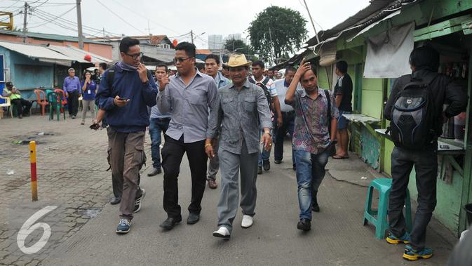 Tokoh Kalijodo Daeng Azis berjalan saat Sosialisasi Relokasi warga kalijodo Kecamatan Tamboradi, Jakarta, Selasa (16/2). Kawasan Kalijodo akan dijadikan Ruang Terbuka Hijau (RTH), dan tawaran bagi warga untuk beralih profesi. (Liputan6.com/Gempur M Surya)