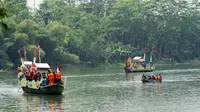 Perahu hias berlayar dengan latar panorama tepi Sungai Serayu yang mempesona dalam Festival Serayu Banyumas 2018. (Foto: Liputan6.com/FSB 2018/Muhamad Ridlo)