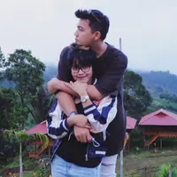 Dirly Idol bersama calon istrinya, Nola Tyaz Handoyo. Keduanya memutuskan untuk menikah tahun 2017 ini. (Instagram @dirlydave)