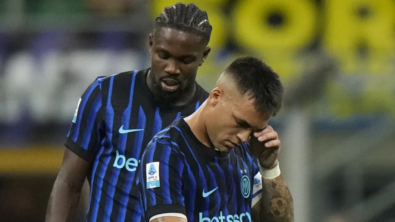 Penyerang Inter Milan, Lautaro Martinez, bersama rekannya Marcus Thuram