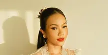 Dalam perayaan HUT ke-80 Republik Indonesia di Monas, Jakarta, Yura mencuri perhatian dengan gaya kebaya modern yang dipadu sentuhan glamor. [@yurayunita].